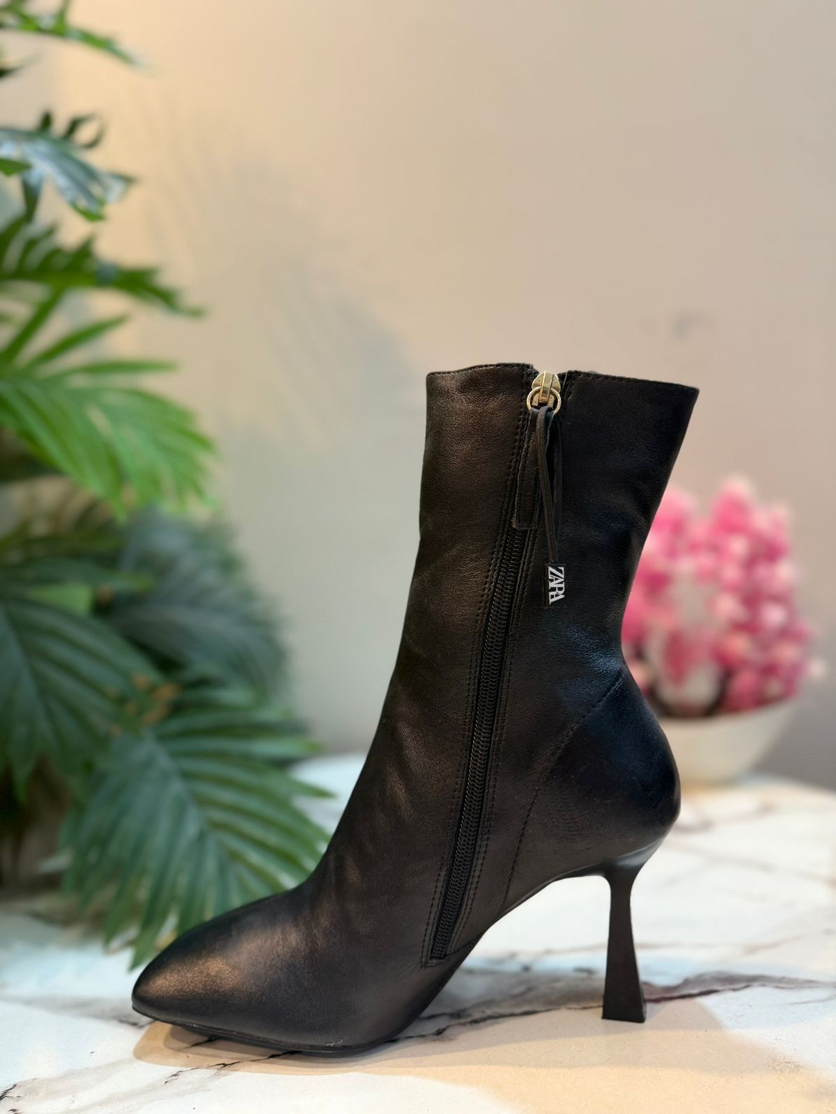 Black leather heeled ankle boot witj zipper (Zara)