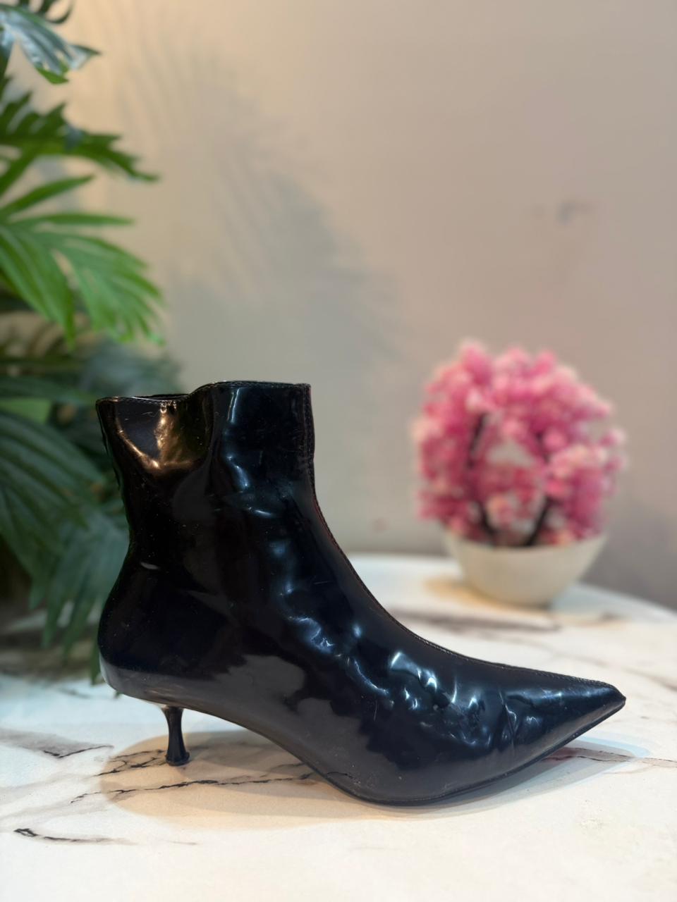 Black patent leather zipper ankle boot with kitten heel (Zara)