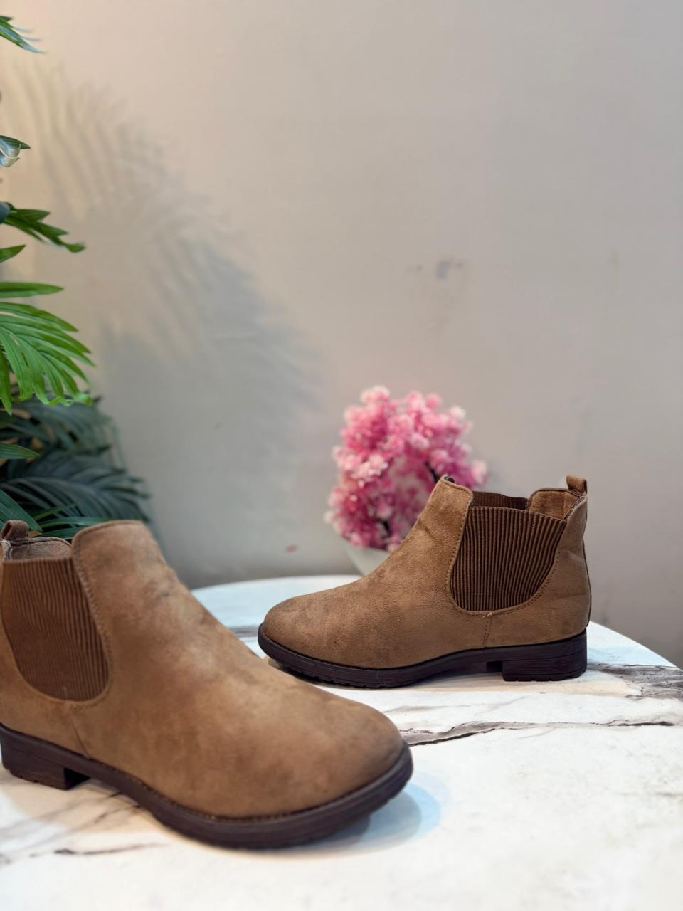 Brown suede chelsea ankle boot (Unknown)