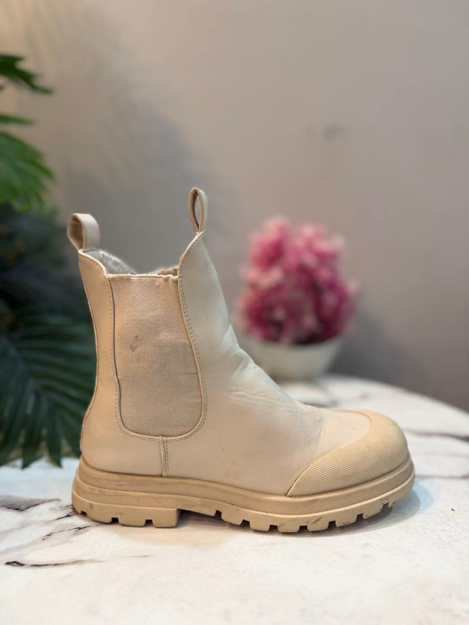 White chelsea leather ankle boot (Unknown)