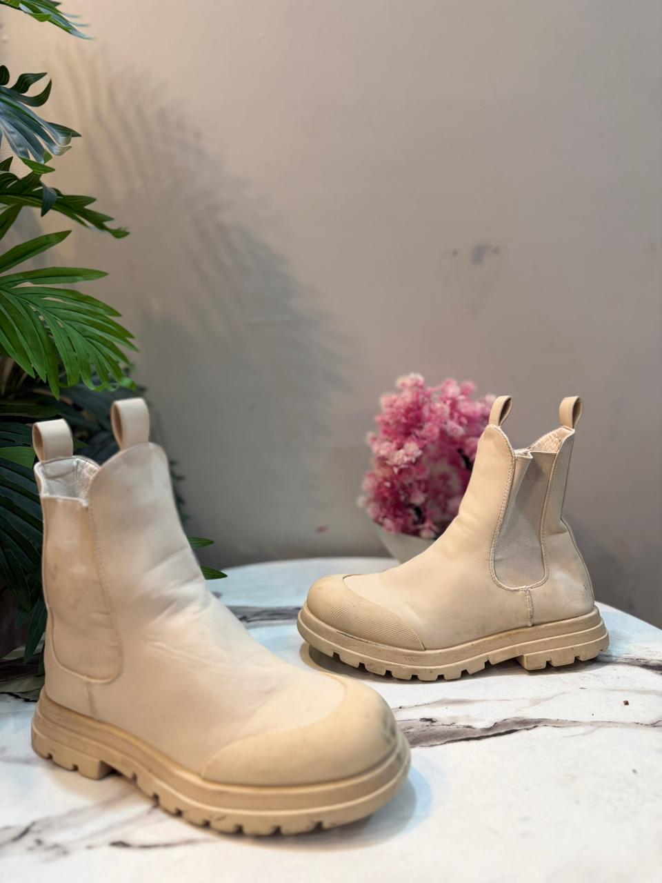 White chelsea leather ankle boot (Unknown)