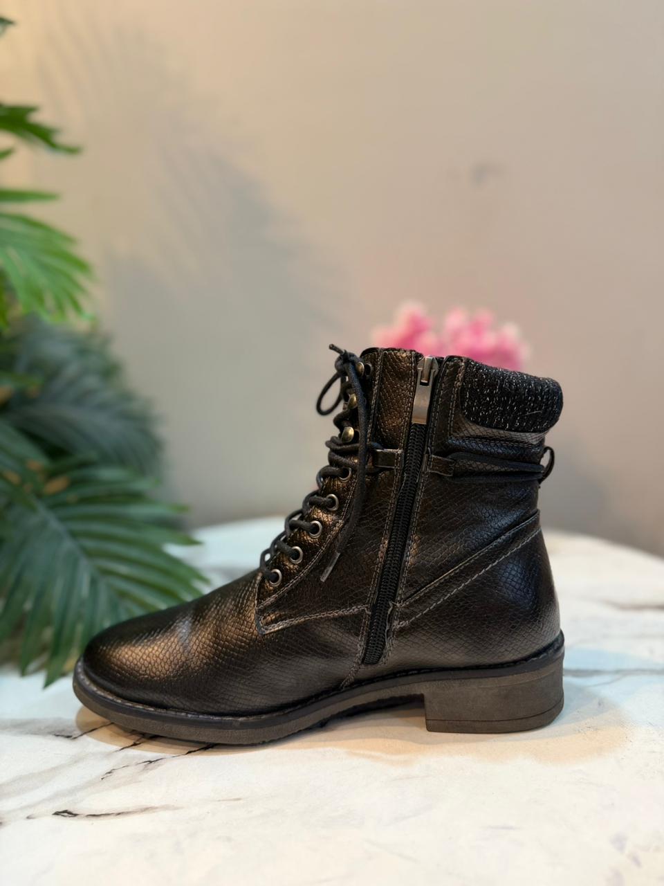 Black leather laceup zipper ankle boot (Bonobo jeans)