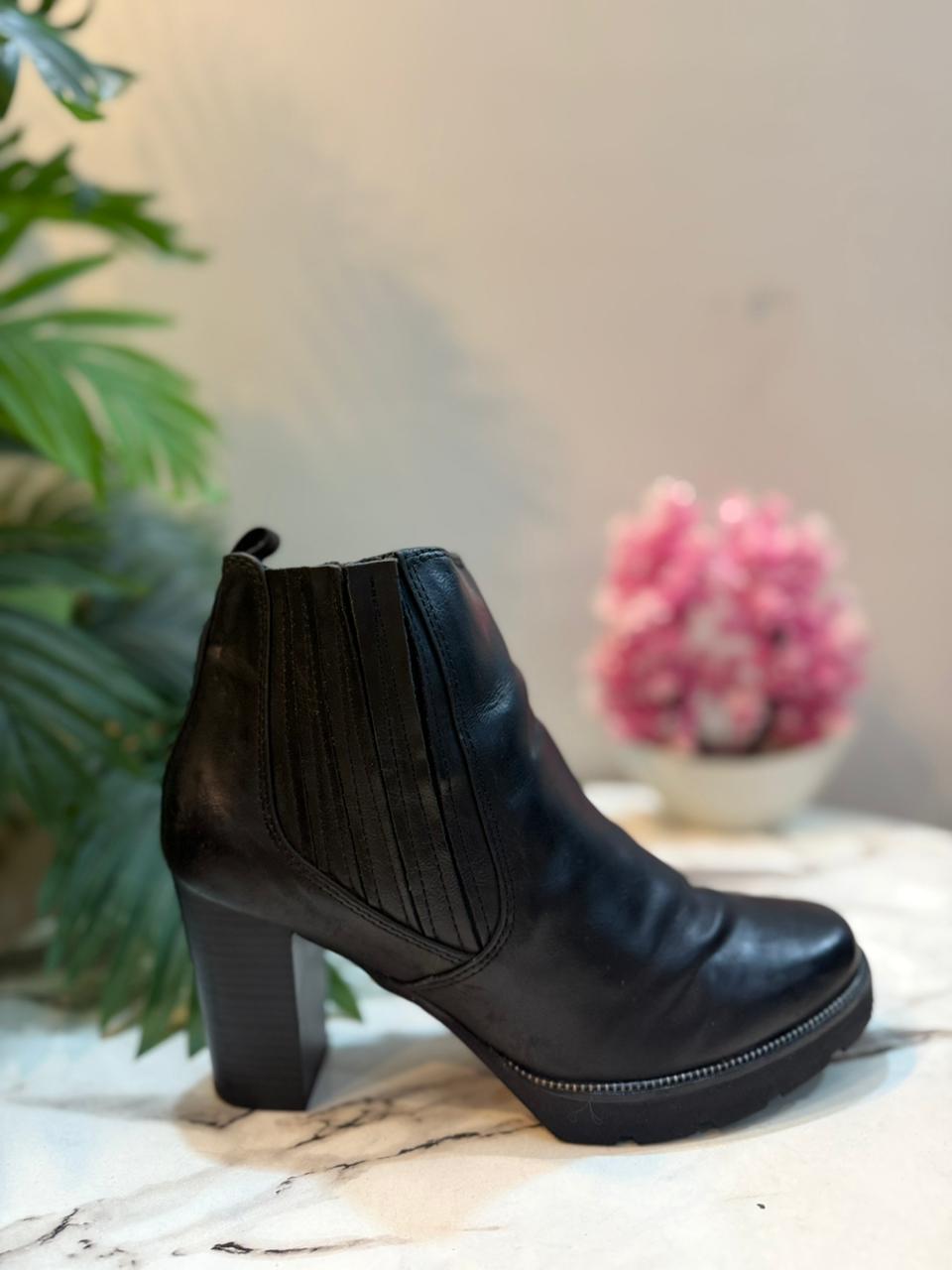 Black leather zipper ankle boot (Marco tozzi)