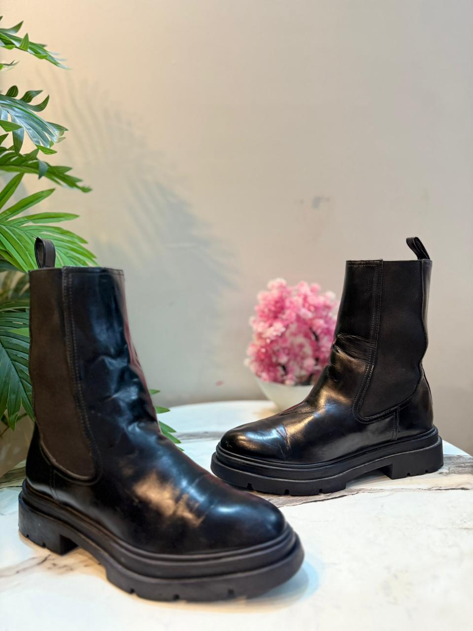 Black leather chelsea ankle boot (Zara)