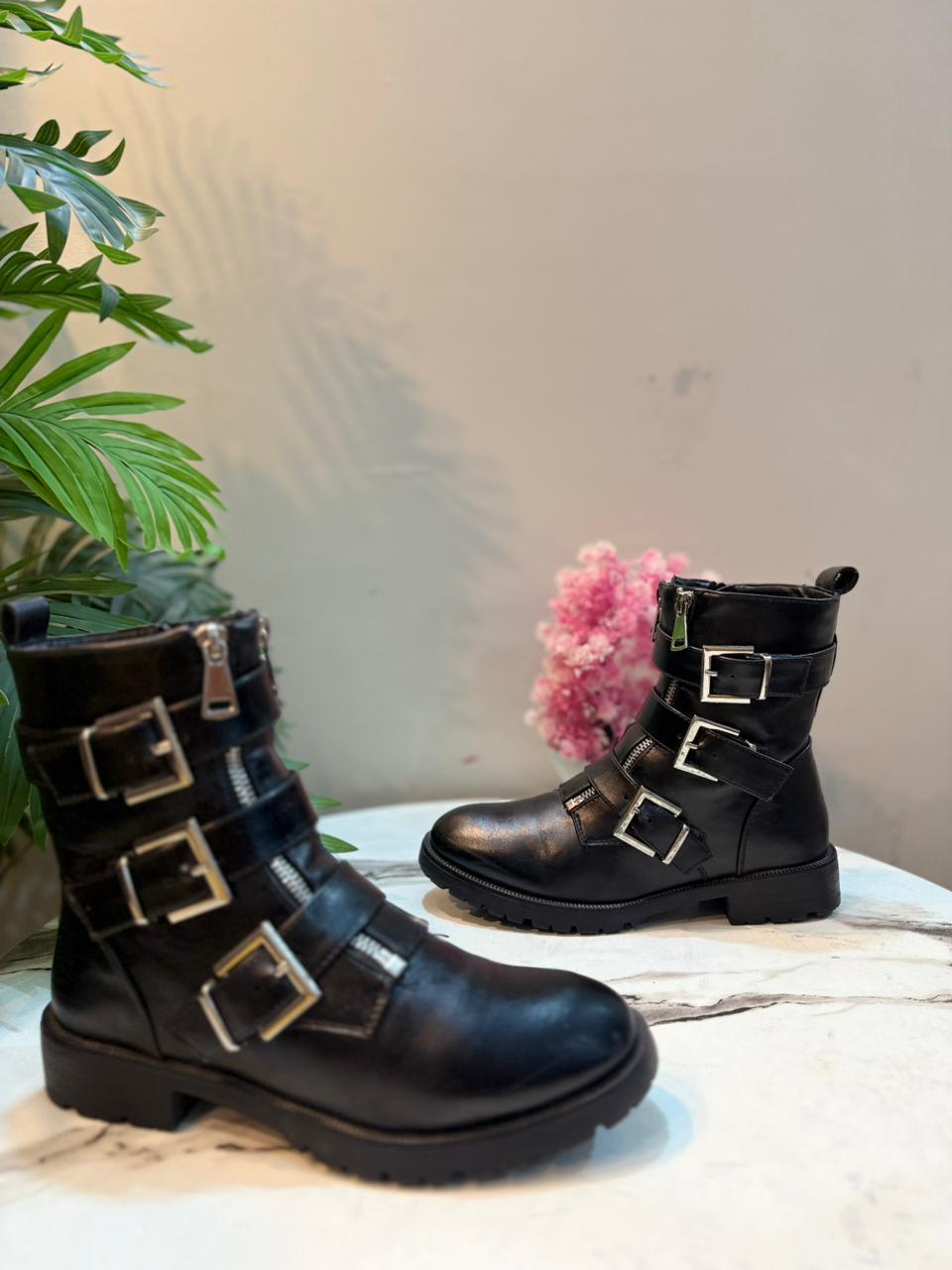 Black leather zipper ankle boot with buckle (La bottine)