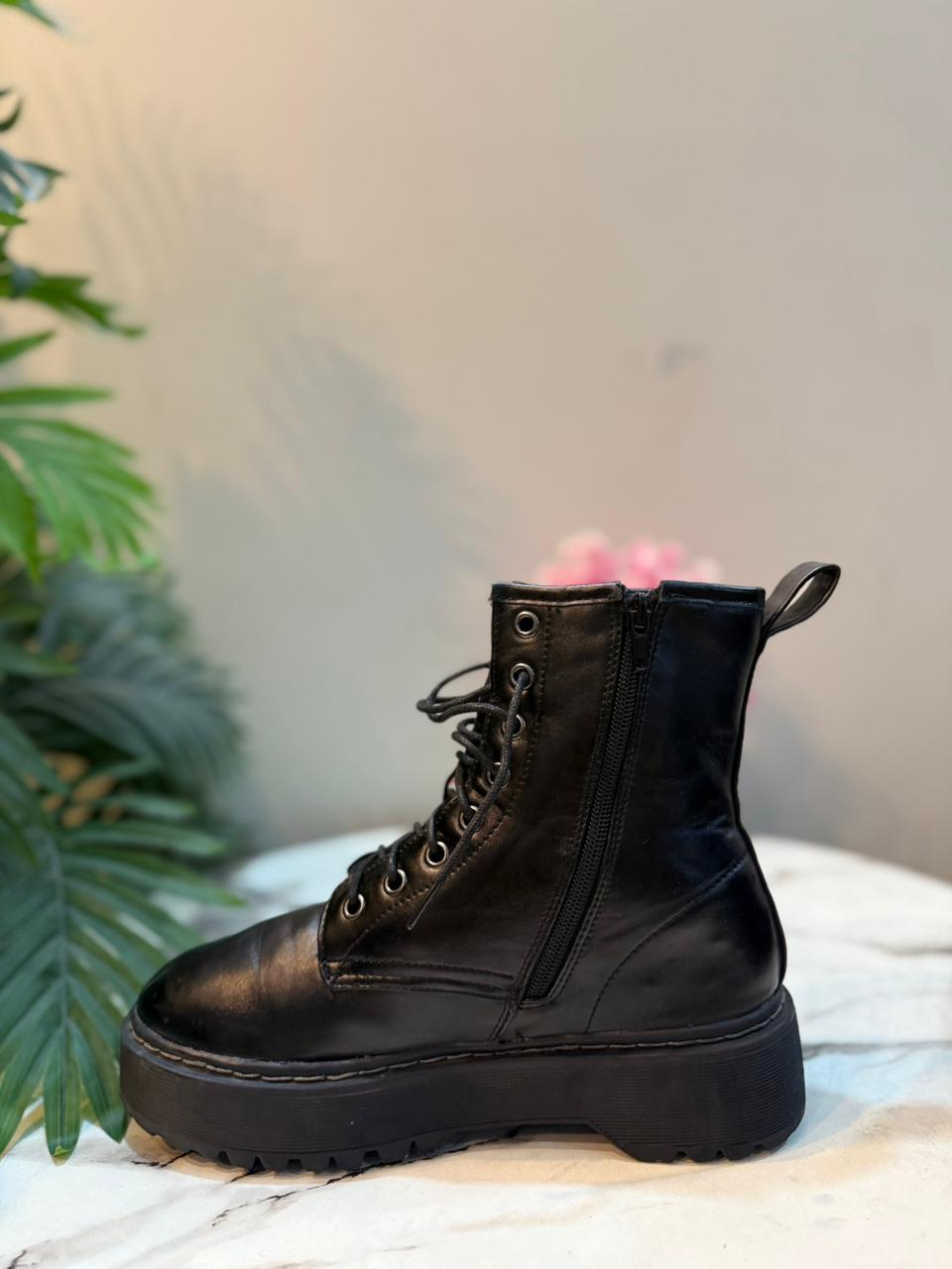 Black leather laceup zipper ankle boot (New yorker)