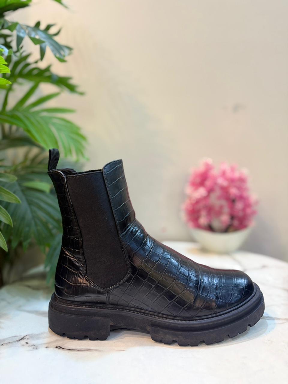 Black leather chelsea ankle boot (Even & odd)