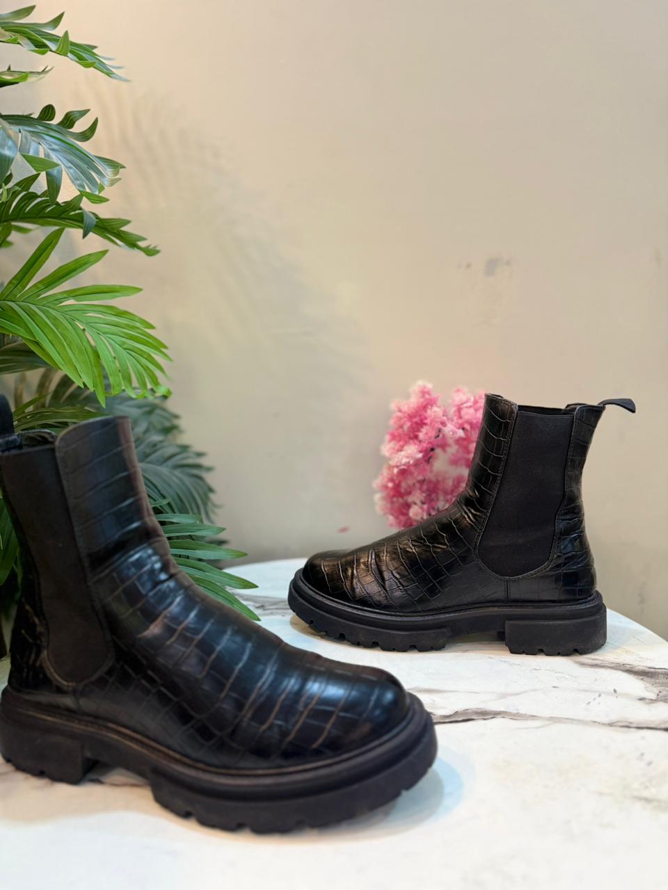 Black leather chelsea ankle boot (Even & odd)