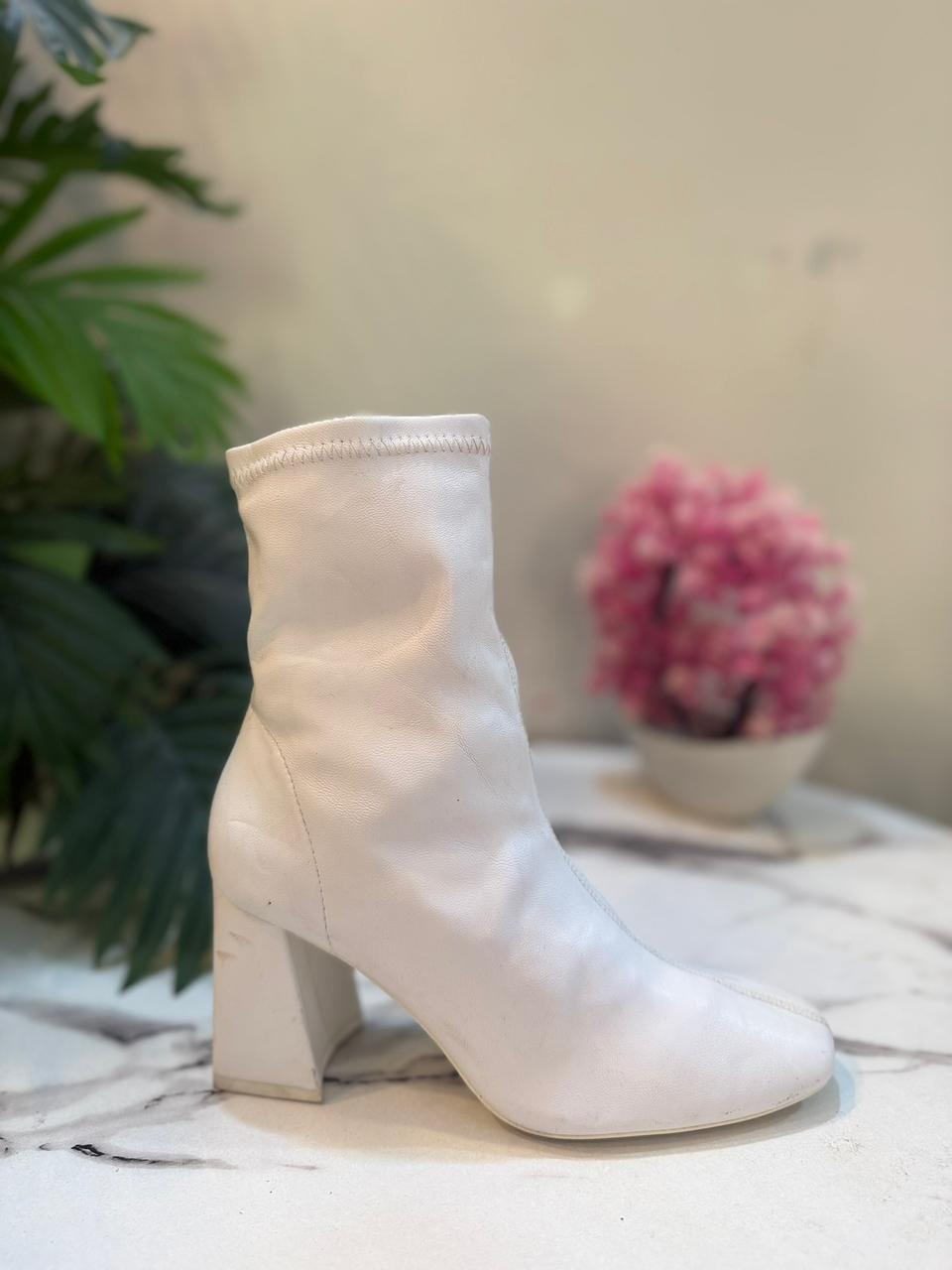 White leather ankle boot (Bershka)
