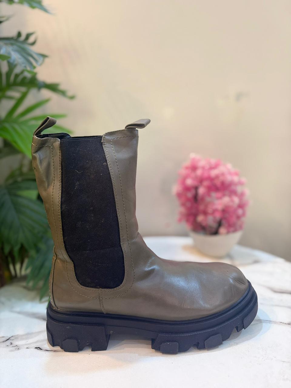 Olive green leather ankle boot (Vox)