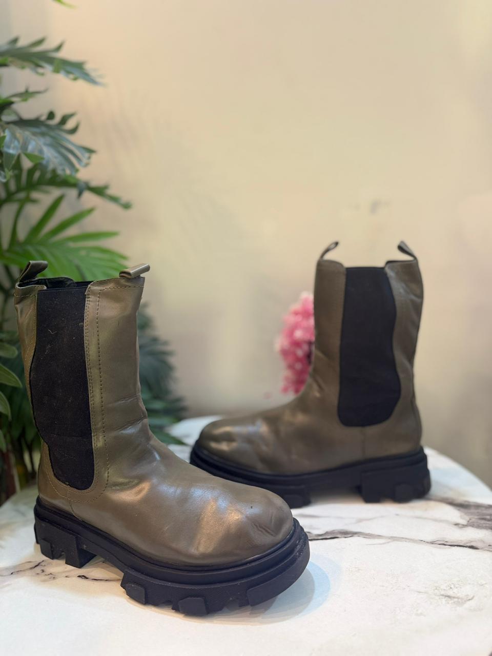 Olive green leather ankle boot (Vox)