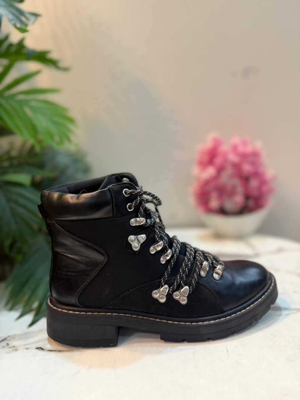Black leather laceup ankle boot (Ken)