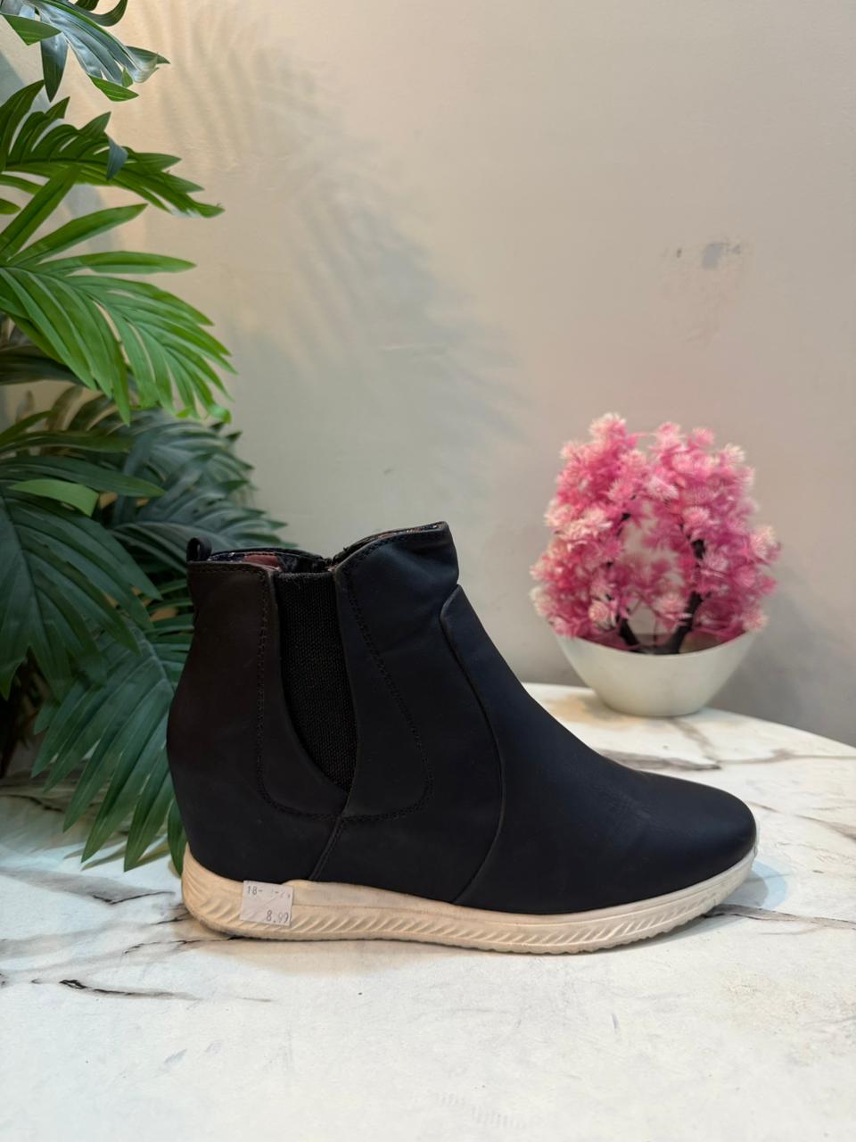 Black ankle boot with zipper (Bareltraps)