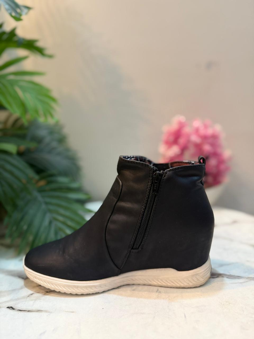 Black ankle boot with zipper (Bareltraps)