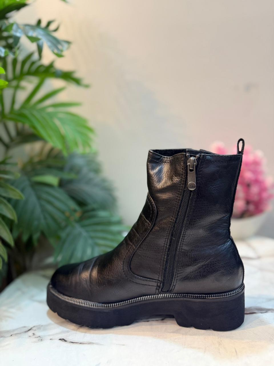 Black leather zipper ankle boot (Marco Tozzi)