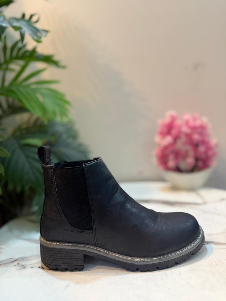 Black leathet ankle boot (Seven)
