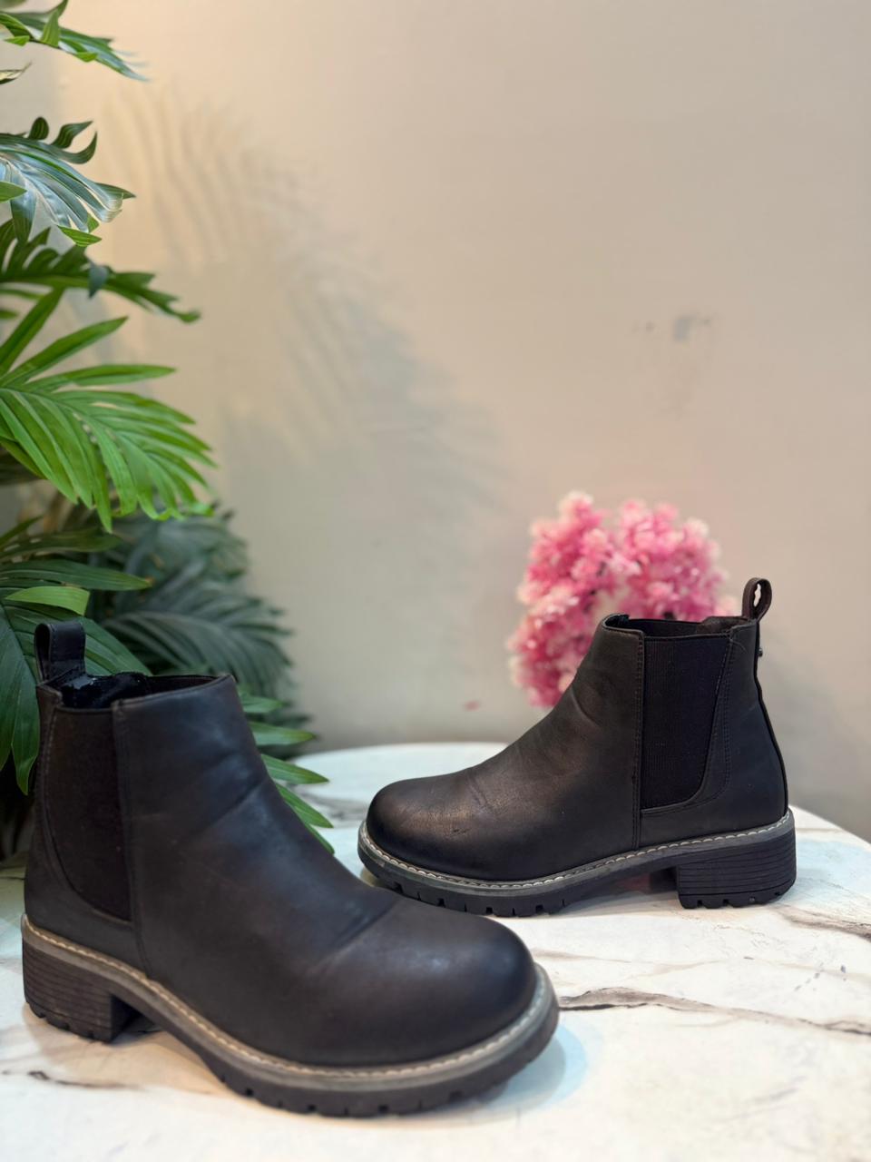 Black leathet ankle boot (Seven)