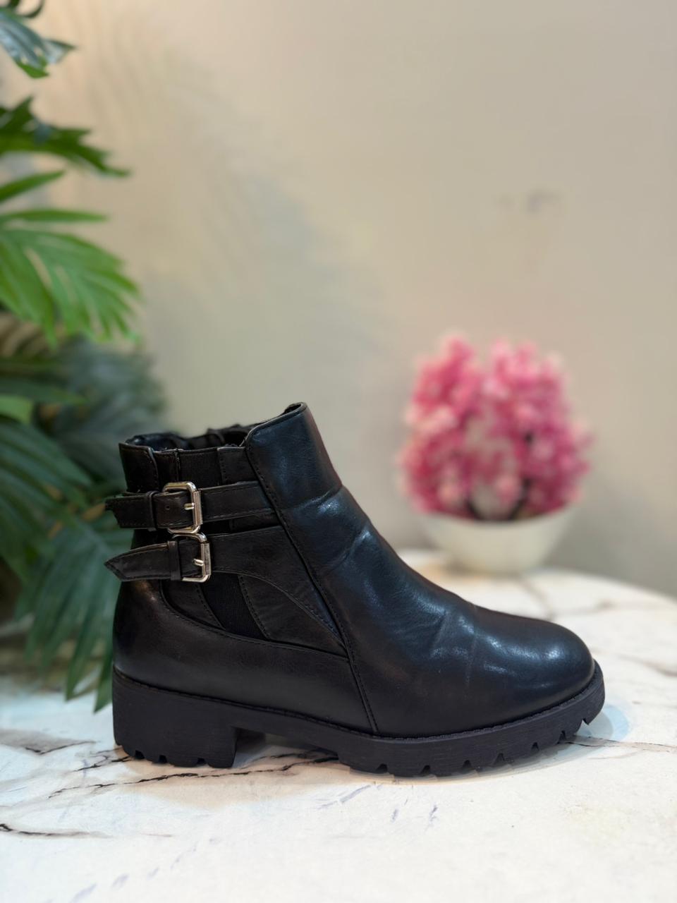 Black leather zipper ankle boot (Elditas)