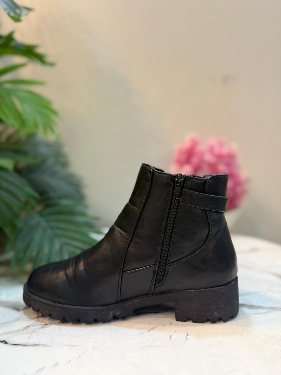 Black leather zipper ankle boot (Elditas)