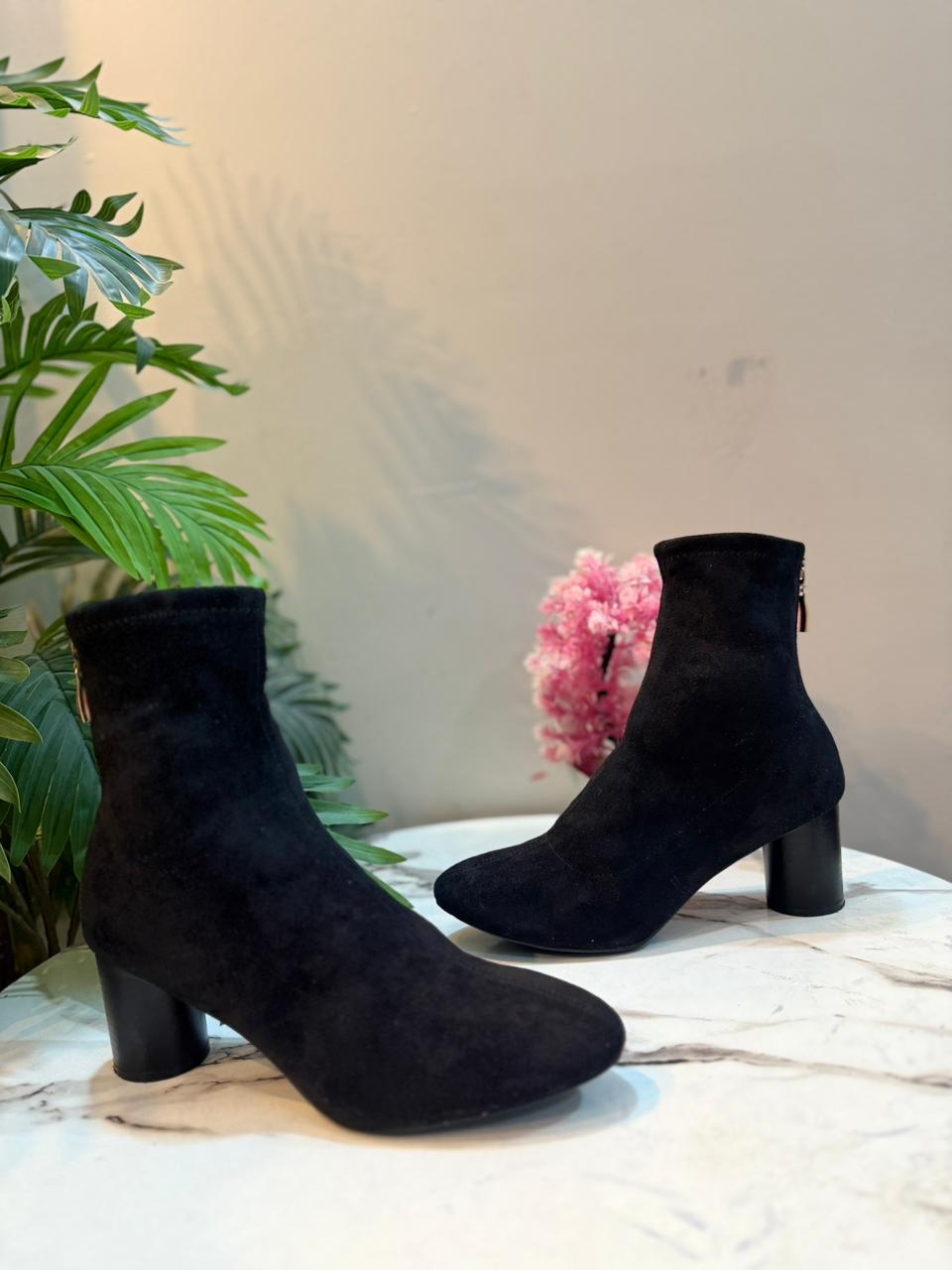 Black suede boot with back zipper (Primark)