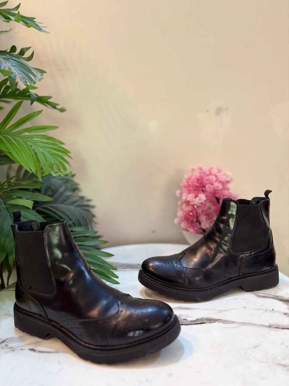 Black leather ankle boot (Exit)