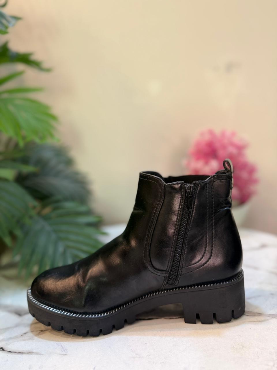 Black leather zipper ankle boot (Graceland)