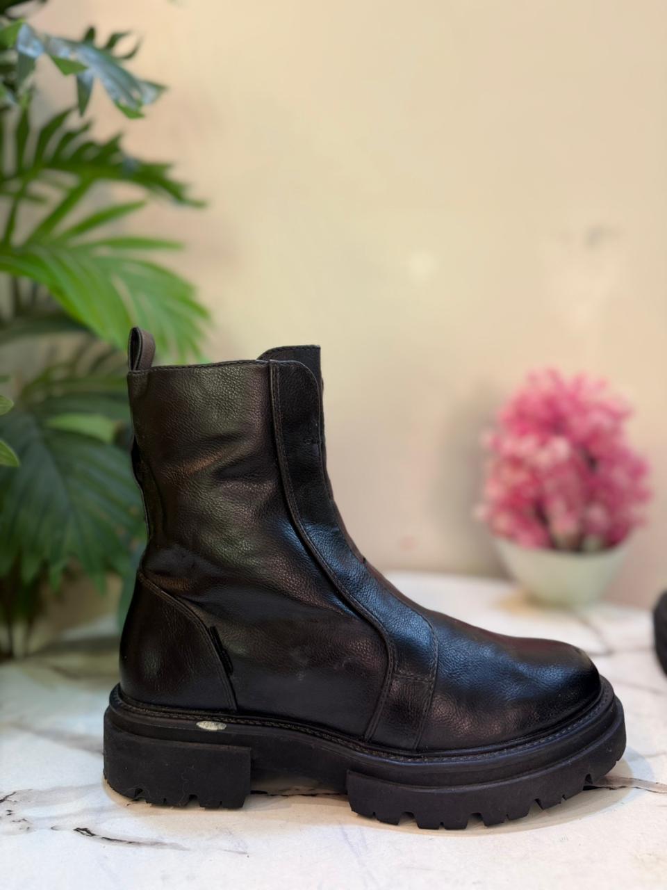 Black leather zipper ankle boot (Even & odd)
