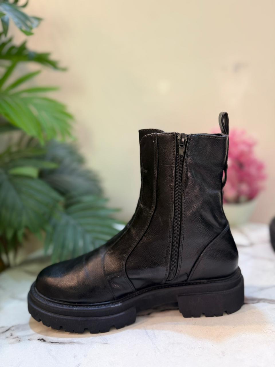Black leather zipper ankle boot (Even & odd)