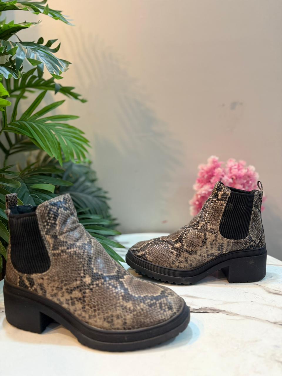 Snake print leather ankle boot (Europe brand)