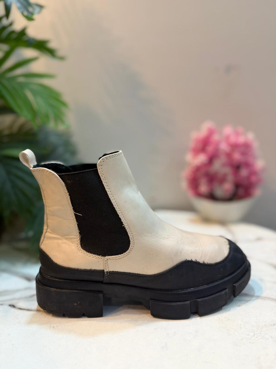 Creamy white leather ankle boot (Young Spirit)