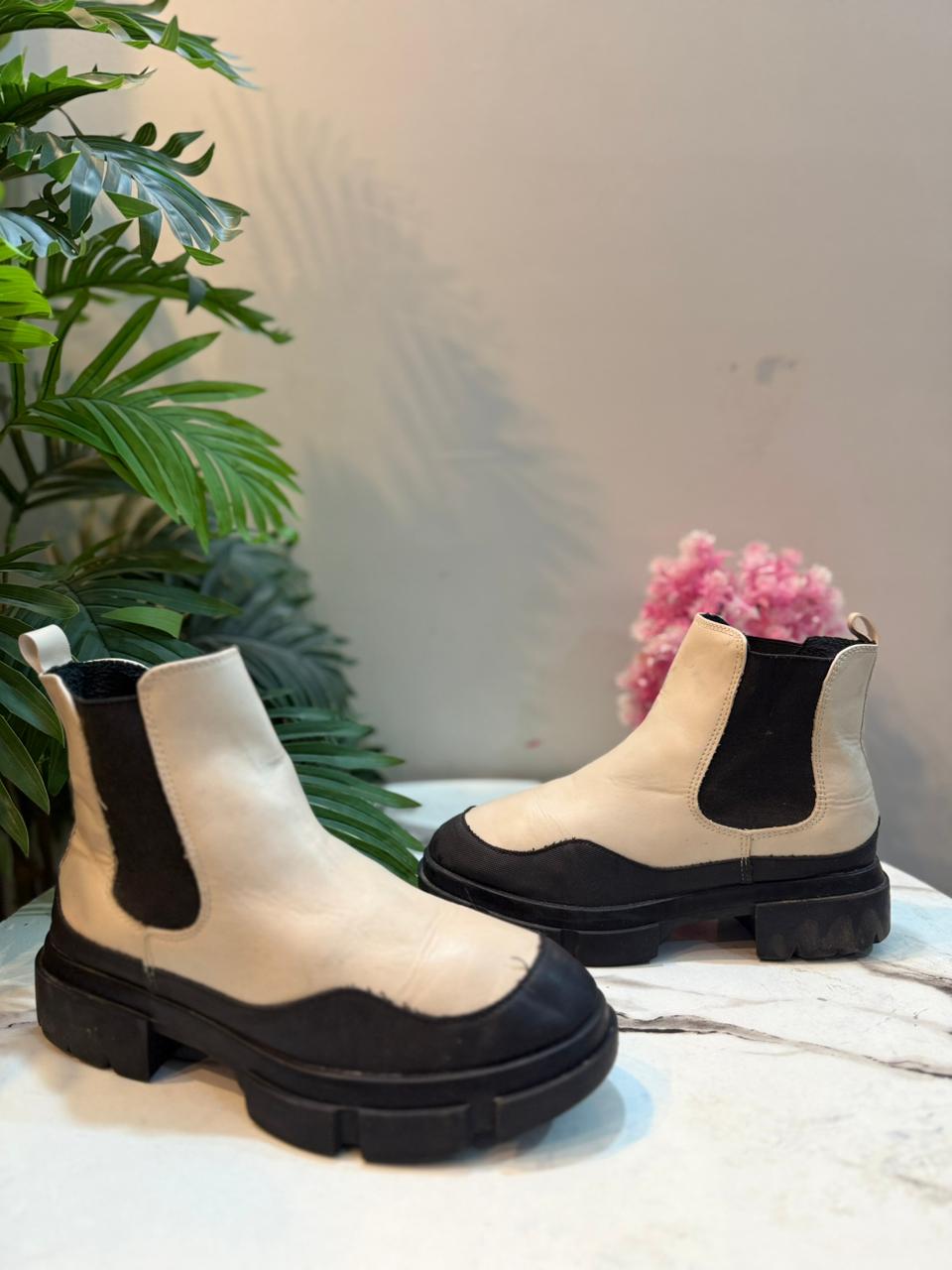 Creamy white leather ankle boot (Young Spirit)