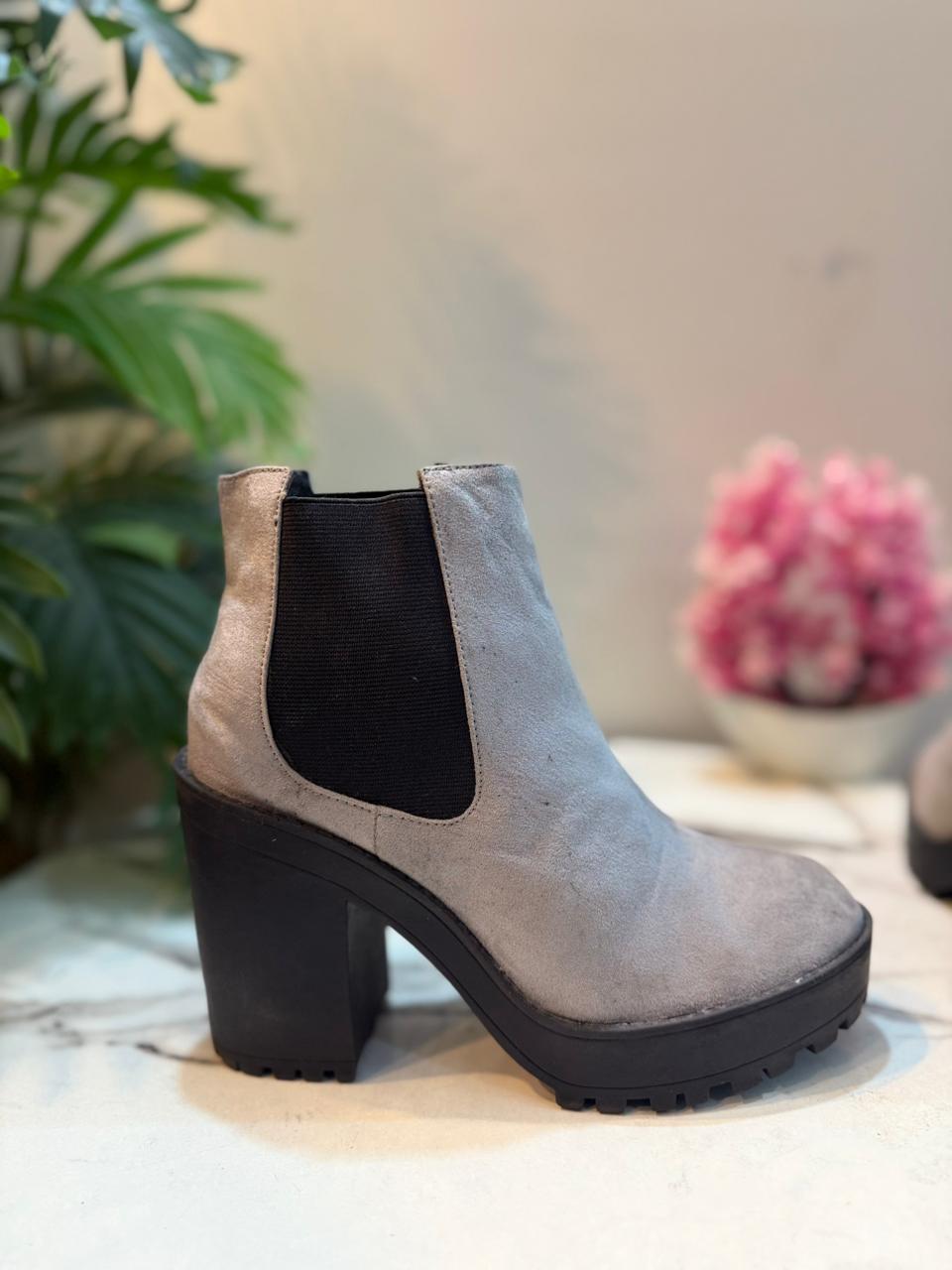 Grey suede ankle boot (H&M)
