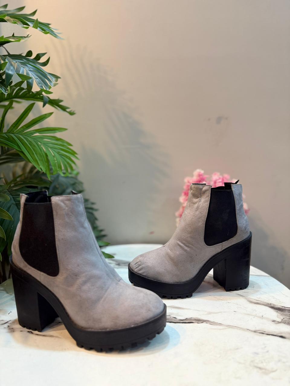 Grey suede ankle boot (H&M)