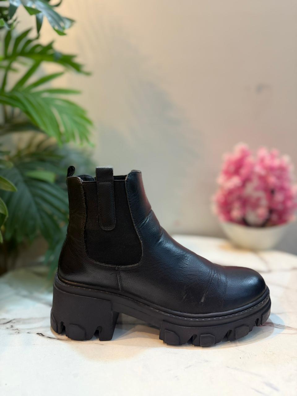Black leather ankle boot (Metry scott)