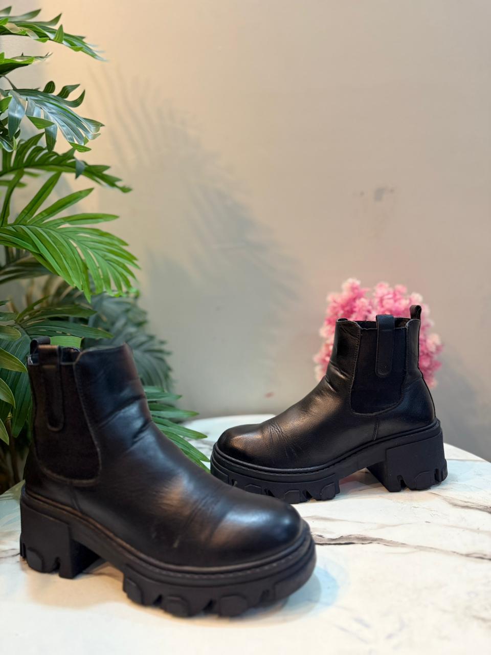Black leather ankle boot (Metry scott)