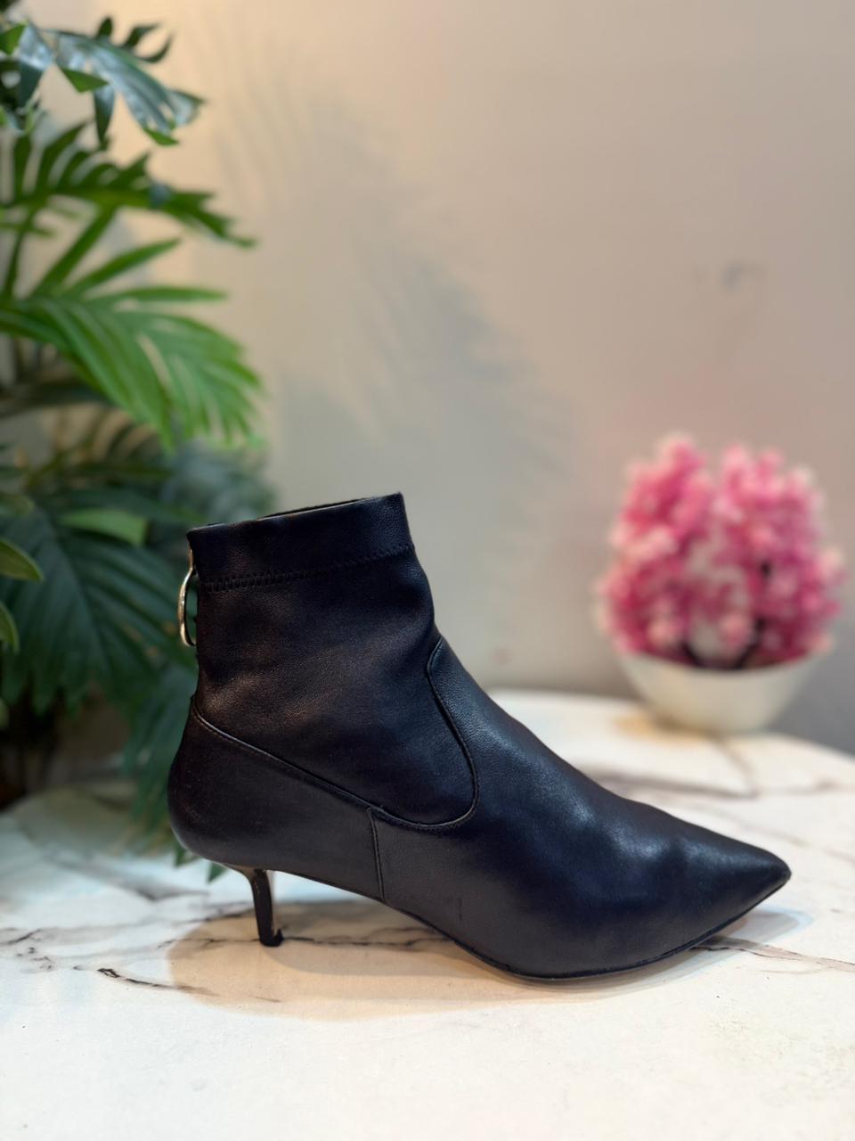 Black leathet ankle boot with back zipper (H&M)