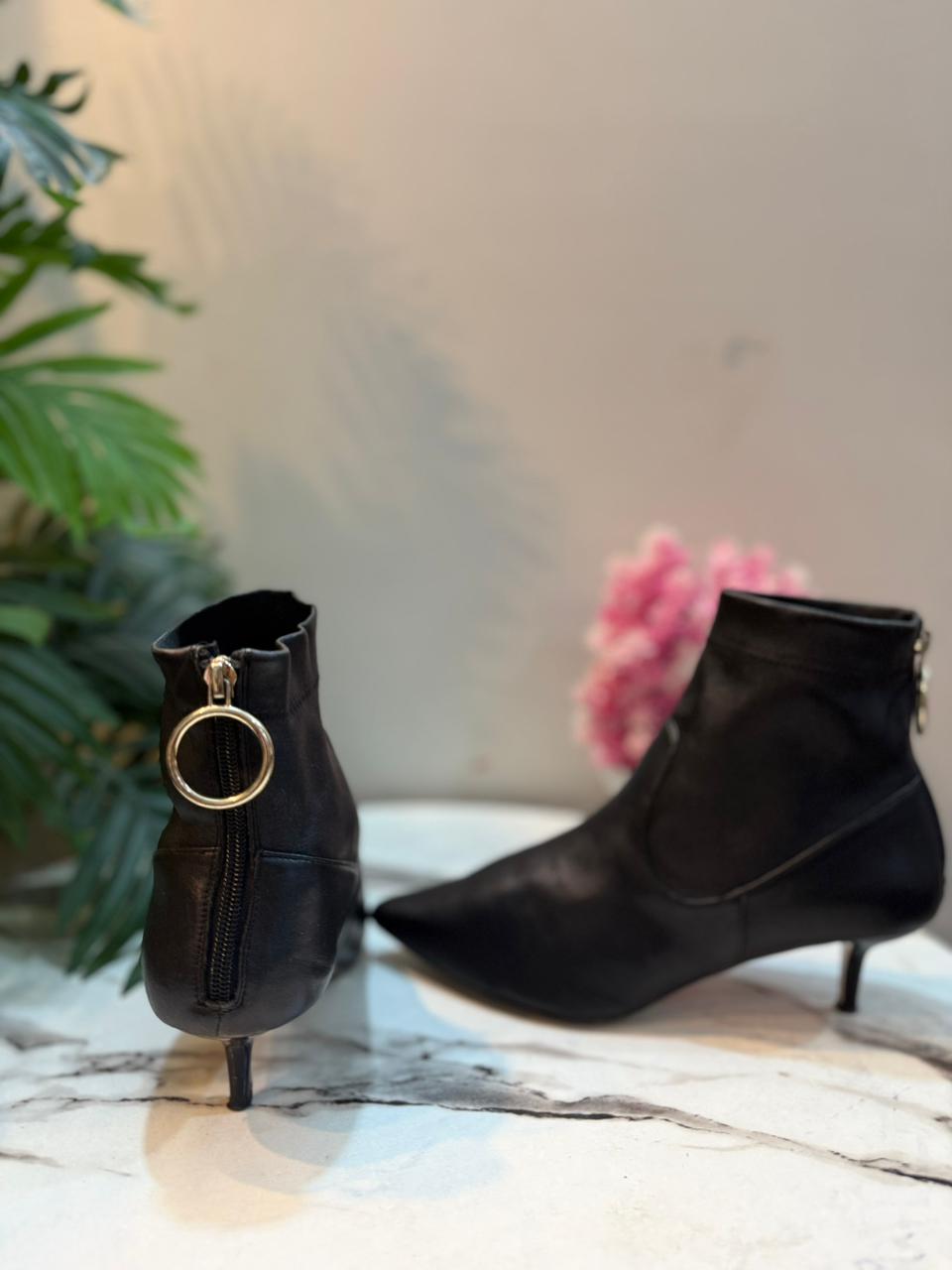 Black leathet ankle boot with back zipper (H&M)
