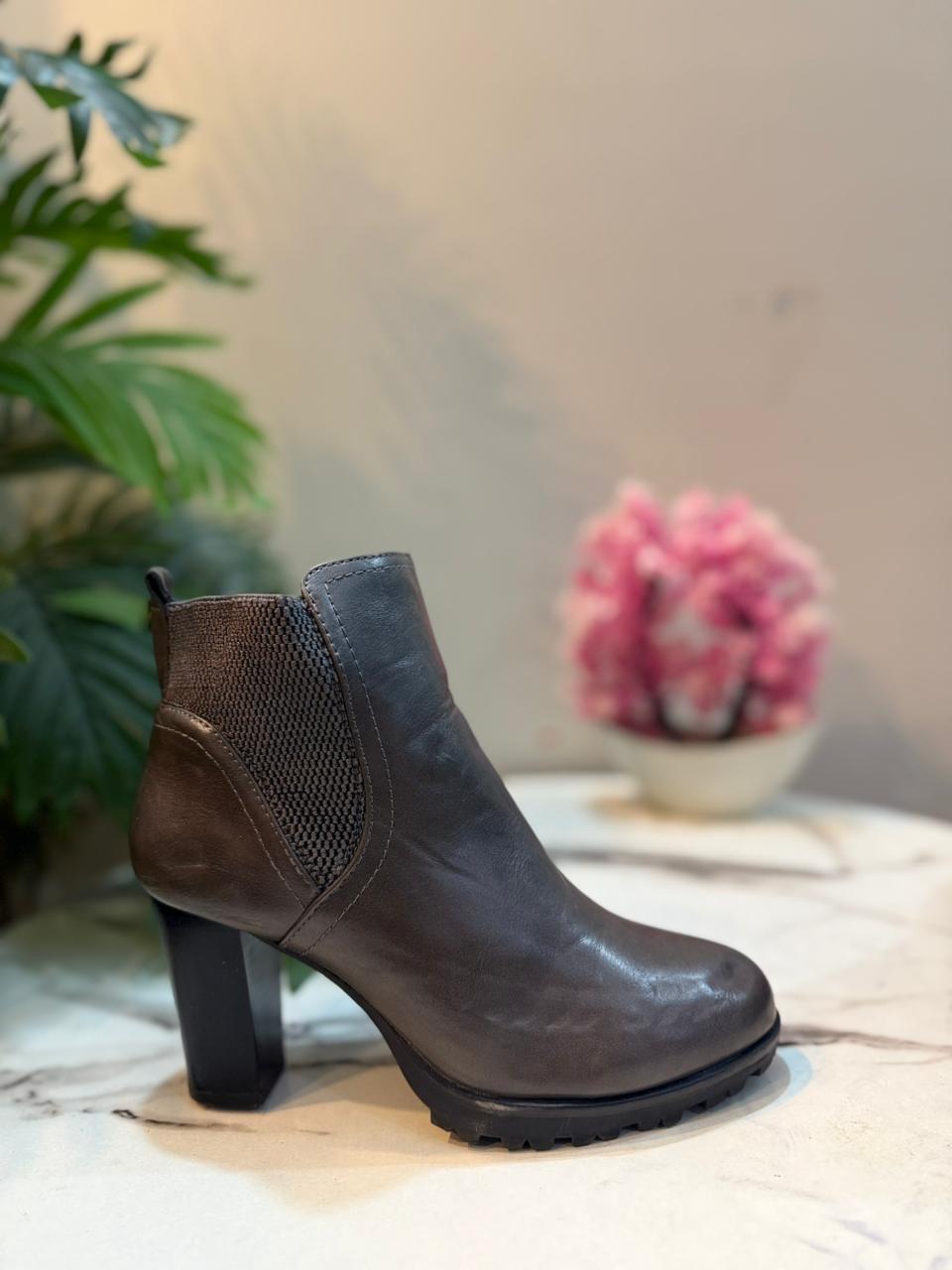 Grey leather heeled ankle boot (Elara)