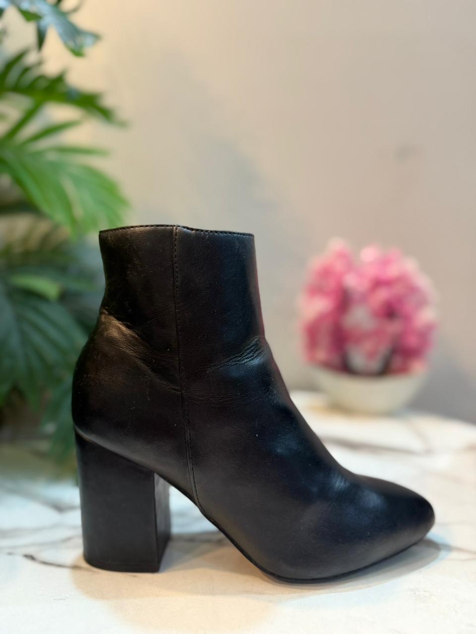Black leather zipper ankle boot (Madden girl)