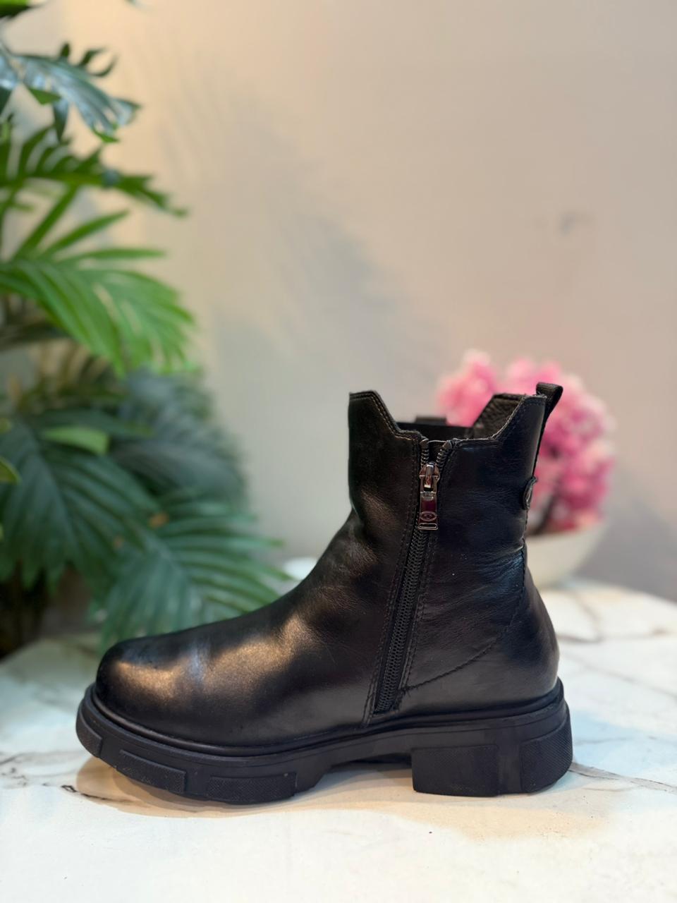 Black leather zipper ankle boot (Tom Tailor)