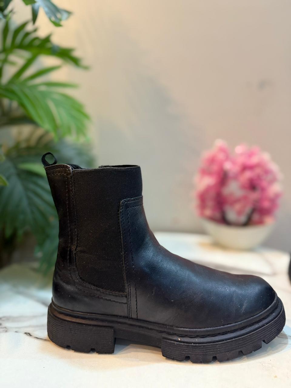 Black leather ankle boot with zipper (Graceland)