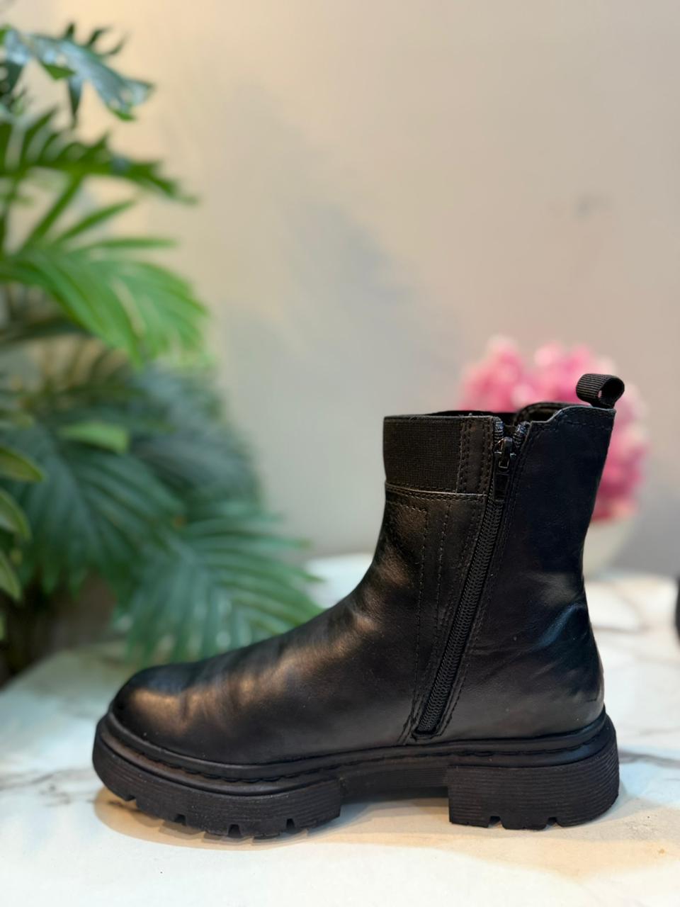 Black leather ankle boot with zipper (Graceland)