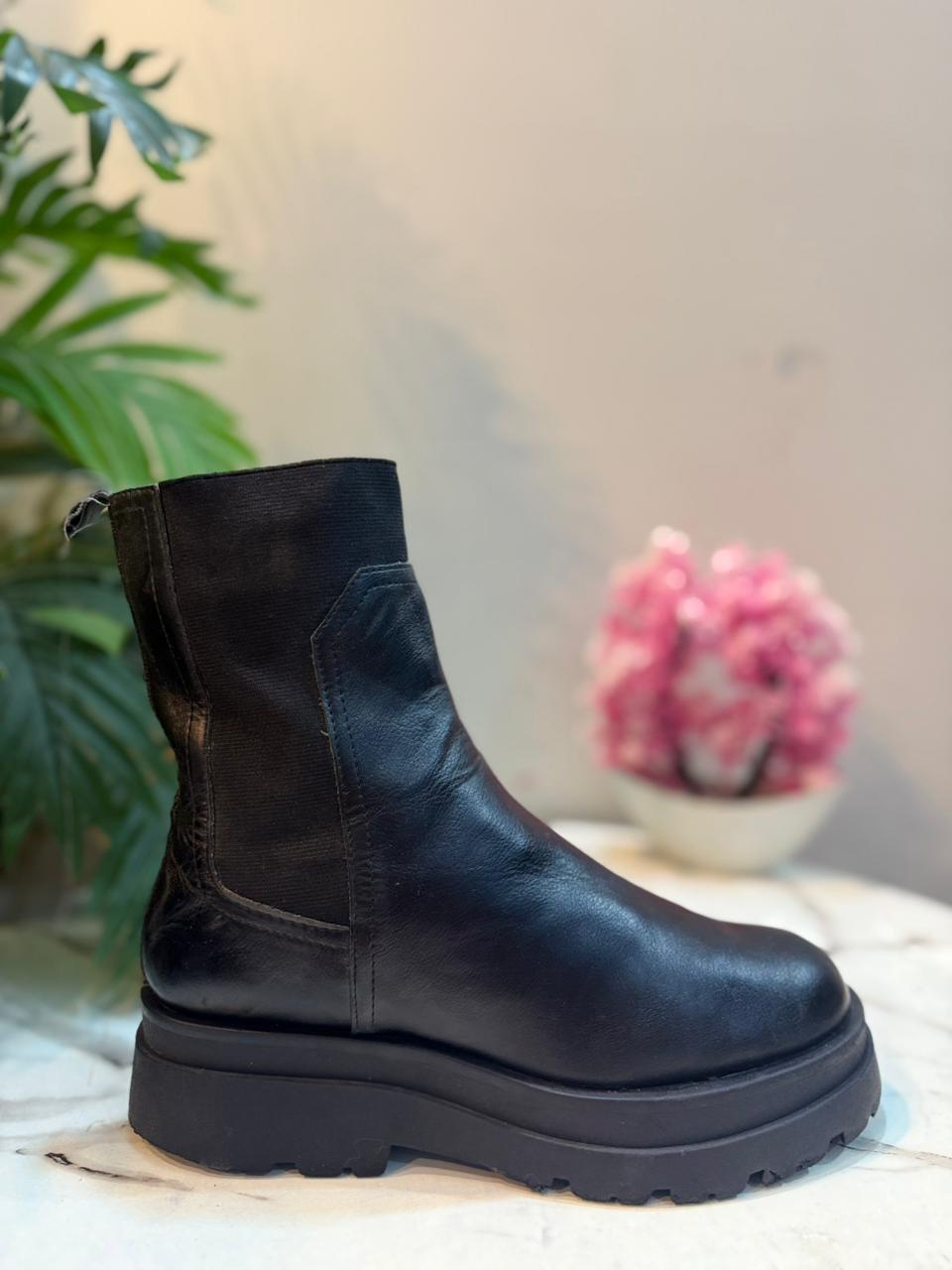 Black leather ankle boot (Stradivarius)