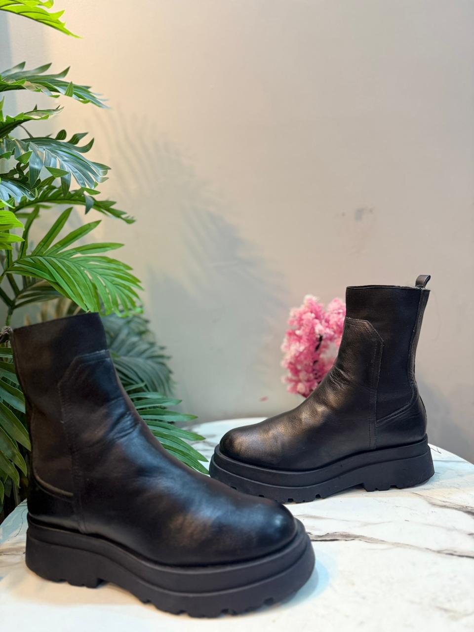 Black leather ankle boot (Stradivarius)