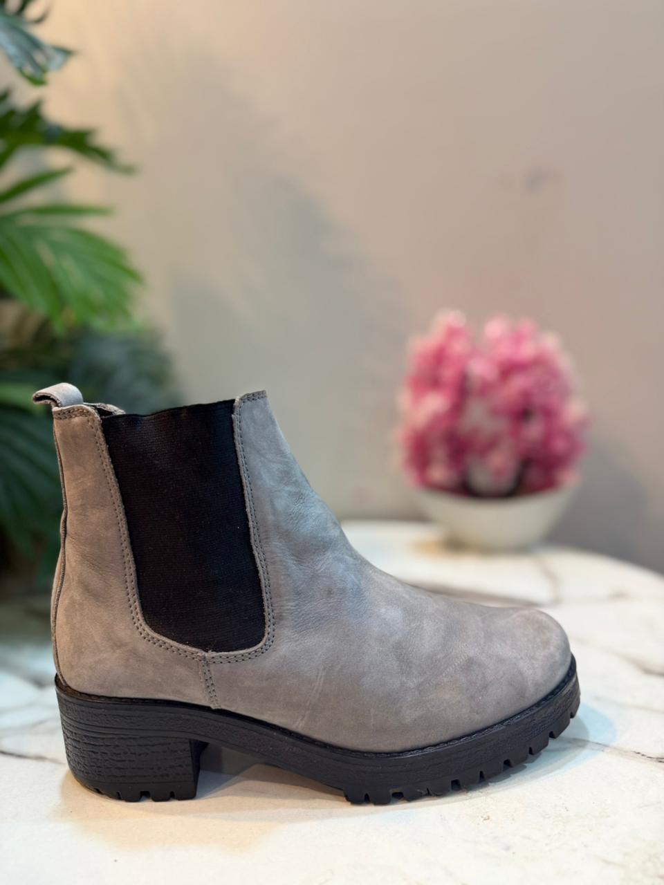 Grey suede chelsea ankle boot (5th Avenue)