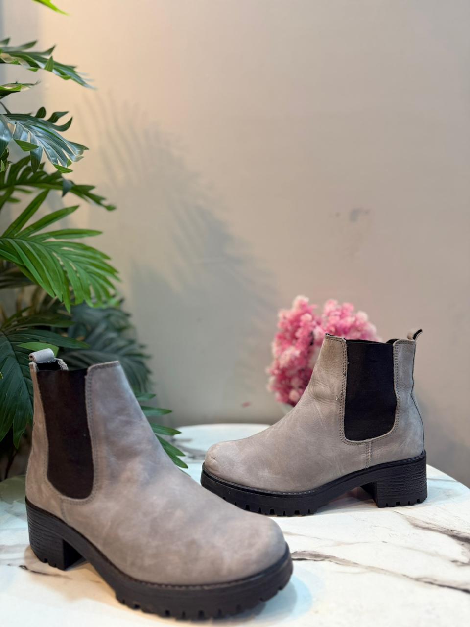 Grey suede chelsea ankle boot (5th Avenue)