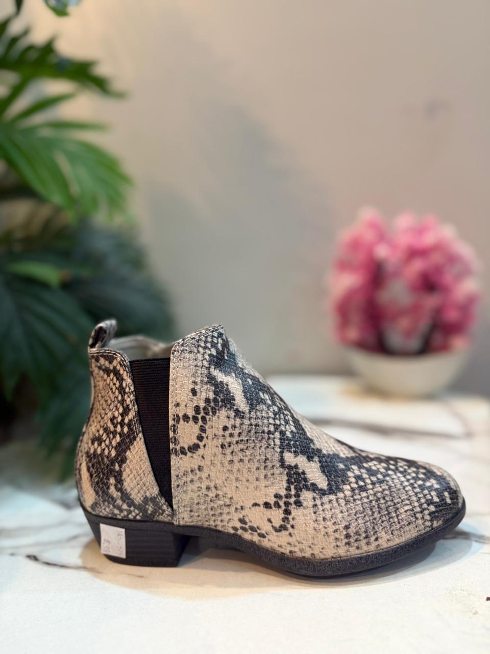 Snake print leather ankle boot (So)