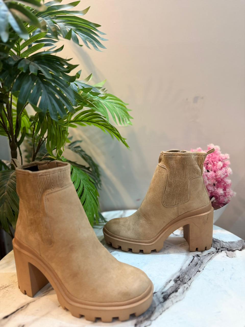 Light brown suede ankle boot (Jennifer lopez)