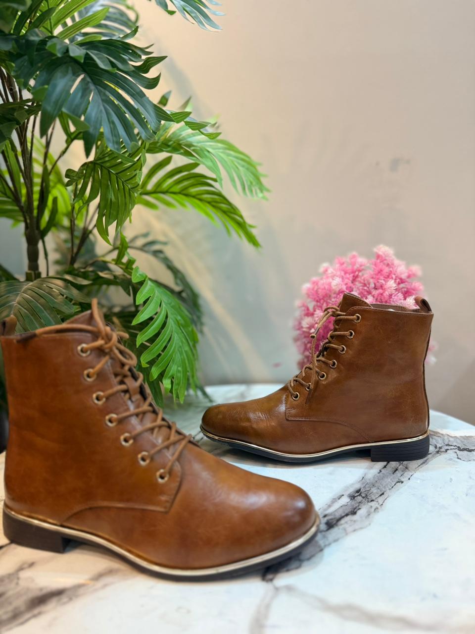 Brown leather laceup ankle boot (Merry scott)