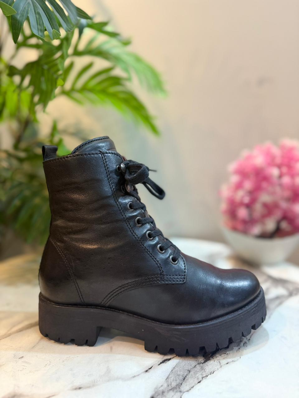 Black leather laceup ankle boot (Buffalo)